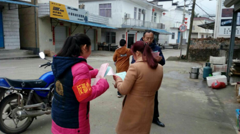 向过往行人发放宣传单 向过往行人发放宣传单