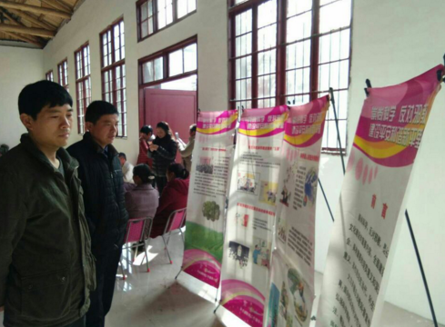 学生家长认真观看反邪教展板 学生家长认真观看反邪教展板