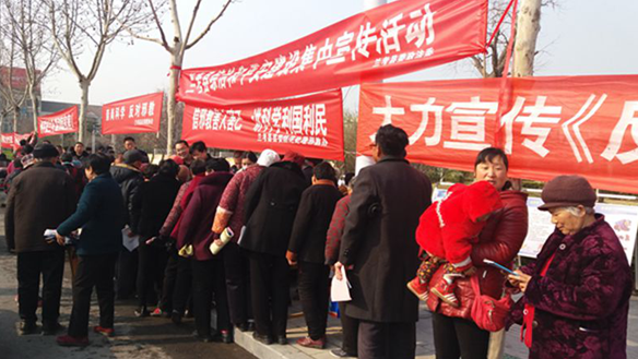 在县城南湖公园,群众排队领取反邪教知识读本 在县城南湖公园,群众排队领取反邪教知识读本