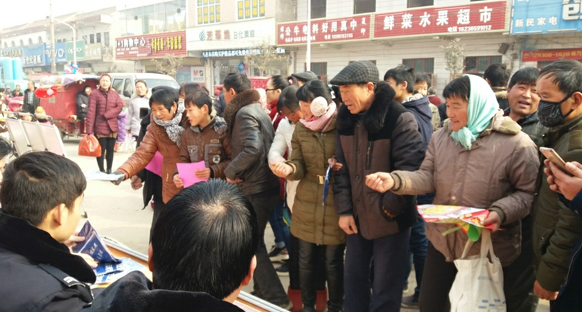 在红庙镇祭灶庙会,反邪教志愿者向群众宣传反邪防邪知识 在红庙镇祭灶庙会,反邪教志愿者向群众宣传反邪防邪知识