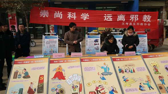 反邪教志愿者在县人民广场招工现场接受咨询 反邪教志愿者在县人民广场招工现场接受咨询