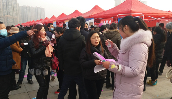 反邪教志愿者在县人民广场招工现场接受咨询 反邪教志愿者在县人民广场招工现场接受咨询