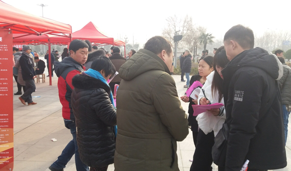 反邪教志愿者在县人民广场招工现场接受咨询 反邪教志愿者在县人民广场招工现场接受咨询