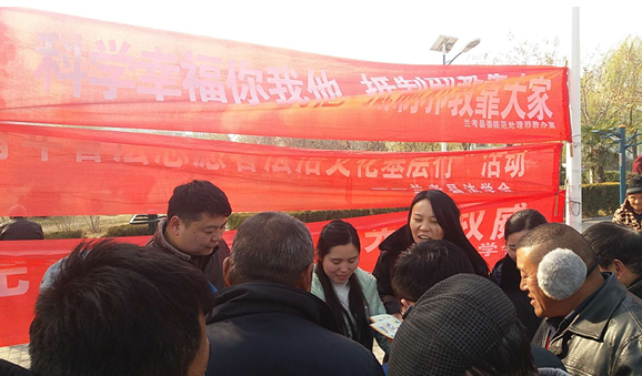 在兰阳湖公园,反邪教志愿者给群众讲解邪教的危害 在兰阳湖公园,反邪教志愿者给群众讲解邪教的危害