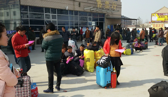 反邪教志愿者深入到汽车站火车站广场宣传防邪反邪知识 反邪教志愿者深入到汽车站火车站广场宣传防邪反邪知识