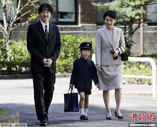 资料图:日本皇太孙悠仁亲王与父母秋筱宫文仁亲王与秋筱宫妃纪子在一起。 资料图:日本皇太孙悠仁亲王与父母秋筱宫文仁亲王与秋筱宫妃纪子在一起。