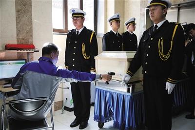 八宝山殡仪馆首开放 遗体火化前先验二维码防错烧