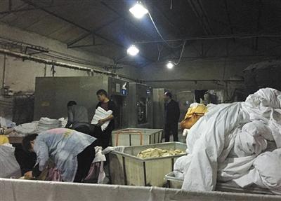 媒体调查火碱勾兑洗涤剂洗出7天酒店白床单