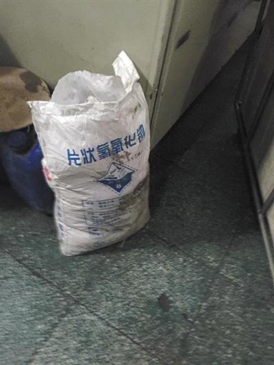 媒体调查火碱勾兑洗涤剂洗出7天酒店白床单