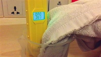 媒体调查火碱勾兑洗涤剂洗出7天酒店白床单