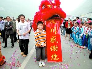 小林浩在欢送广东援建汶川队伍时的留影。（资料图片）