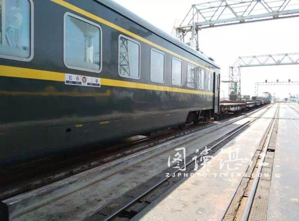 长春开往三亚的Z385次列车正在北港上船过海 长春开往三亚的Z385次列车正在北港上船过海