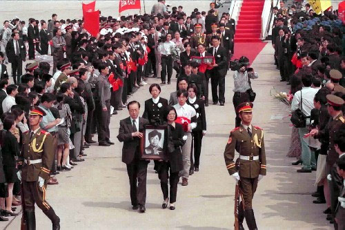 1999年5月12日上午,3位在北约导弹袭击中牺牲的烈士邵云环、许杏虎、朱颖的骨灰和受伤人员由专机接回北京 1999年5月12日上午,3位在北约导弹袭击中牺牲的烈士邵云环、许杏虎、朱颖的骨灰和受伤人员由专机接回北京