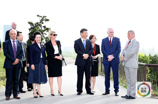 中国国家主席习近平和夫人彭丽媛在塞尔维亚总统尼科利奇夫妇陪同下参观具有悠久历史的贝尔格莱德卡莱梅格丹公园 中国国家主席习近平和夫人彭丽媛在塞尔维亚总统尼科利奇夫妇陪同下参观具有悠久历史的贝尔格莱德卡莱梅格丹公园