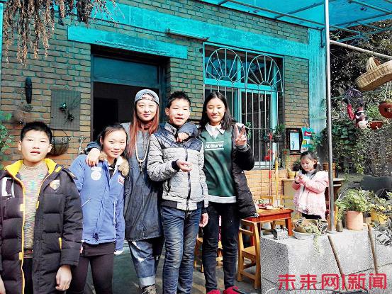 成都SOS儿童村一位妈妈和和她的孩子们。