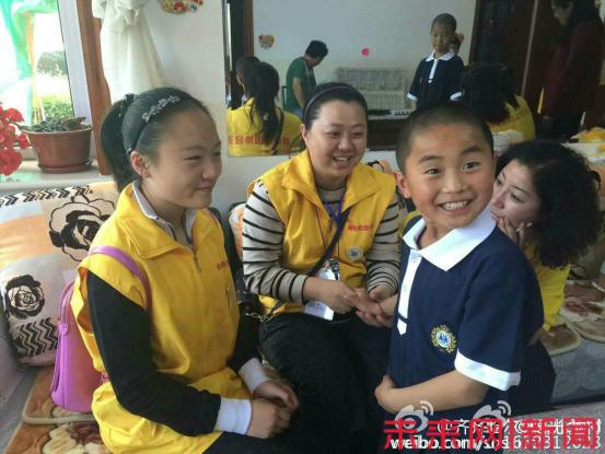 来自富拉尔基的志愿者阿姨每年六一都来看望这些孩子们。