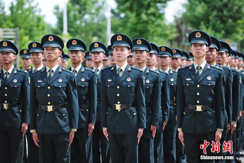 火箭军官兵着新式军装亮相