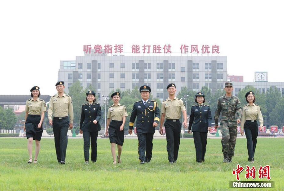 火箭军官兵着新式军装亮相