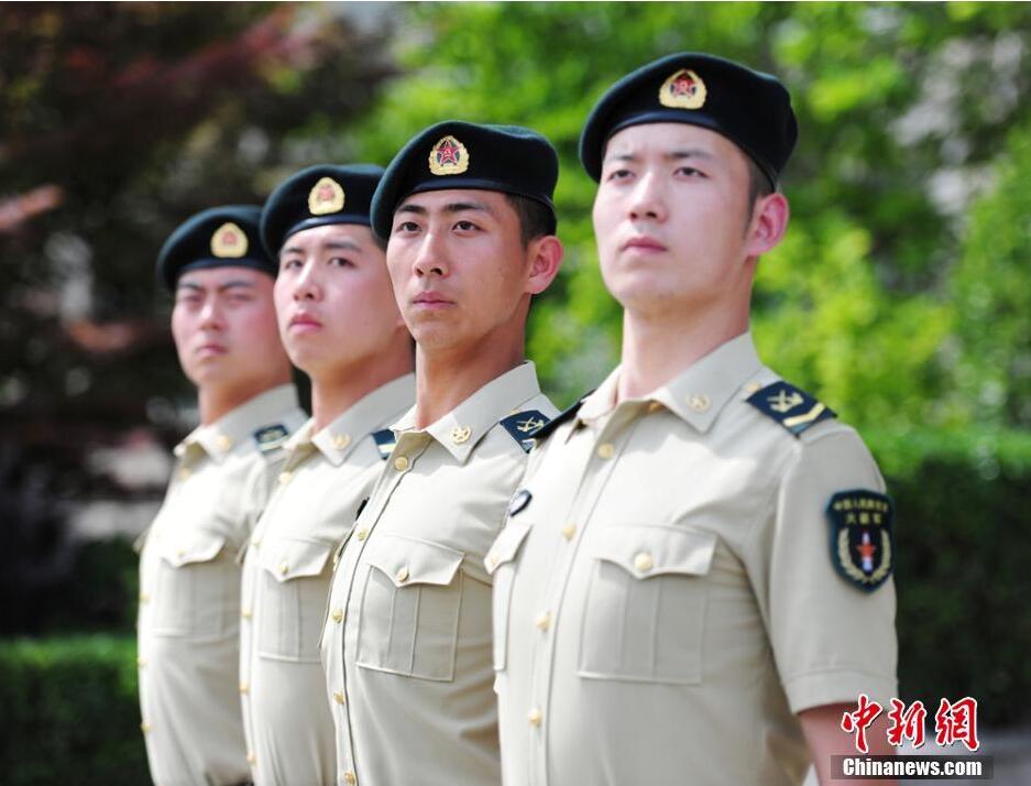 火箭军官兵着新式军装亮相