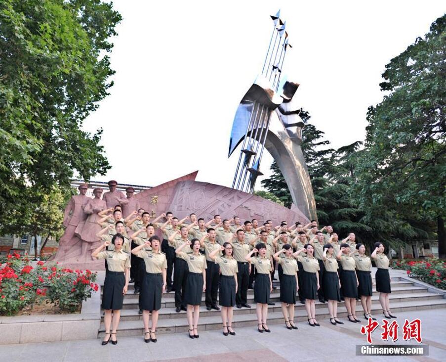 火箭军官兵着新式军装亮相