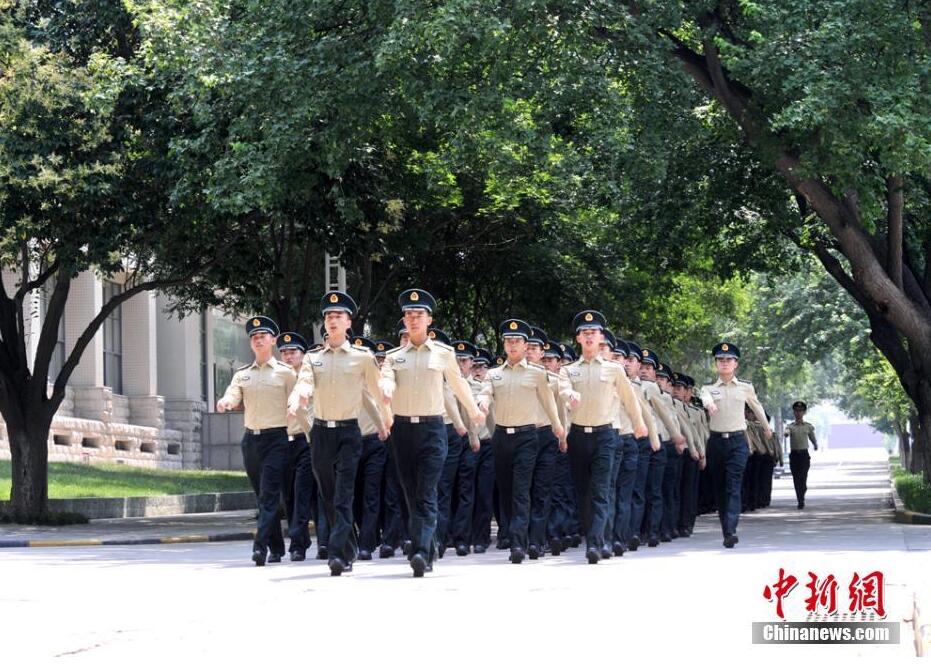 火箭军官兵着新式军装亮相