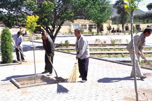 天成乡农民自发打扫广场、保护“十个全覆盖”建设成果.jpg