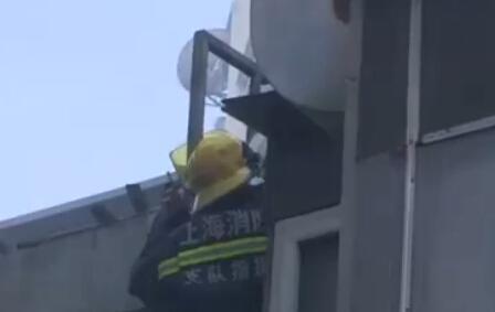 上海徐汇一家餐馆起火 消防从顶楼破拆浓烟散出