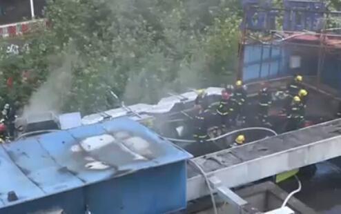 上海徐汇一家餐馆起火 消防从顶楼破拆浓烟散出