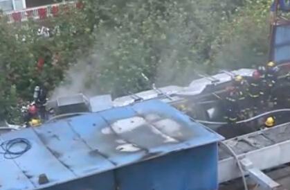 上海徐汇一家餐馆起火 消防从顶楼破拆浓烟散出