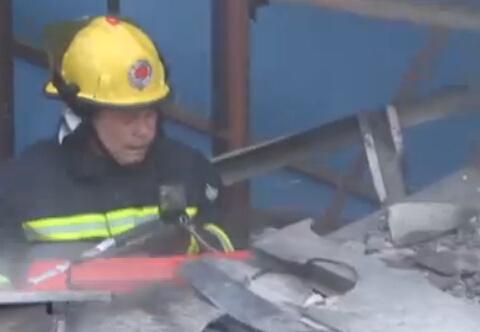 上海徐汇一家餐馆起火 消防从顶楼破拆浓烟散出