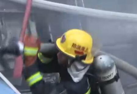 上海徐汇一家餐馆起火 消防从顶楼破拆浓烟散出