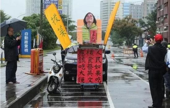 蔡英文上台半年以来政策争议烽火遍地,全然不思如何为台湾经济寻找出路,而热衷于清算国民党党产,制造朝野对立,民意支持度呈现雪崩式下滑。更有台湾民众在网络上发起联署,要求“罢免蔡英文”。