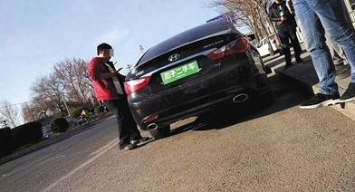 检测完车辆外观,二手车平台检测人员准备为车辆拍照申请“上线”。 检测完车辆外观,二手车平台检测人员准备为车辆拍照申请“上线”。