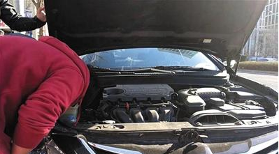 二手车平台检测人员掀开引擎盖观察车辆内部情况。 二手车平台检测人员掀开引擎盖观察车辆内部情况。