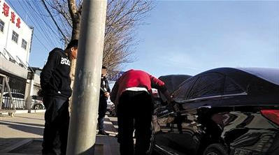 3月14日,二手车平台检测人员正在检测一辆“调表车”。 3月14日,二手车平台检测人员正在检测一辆“调表车”。