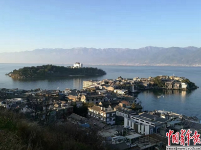 “苍山洱海风光第一镇”云南大理双廊镇，海景房在洱海海滨野蛮生长。(4月4日摄)中国青年报·中青在线记者 张文凌/摄