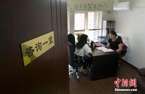 患者正在接受心理治疗。中新网记者 李泊静 摄.jpg