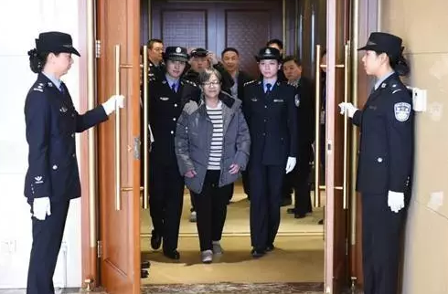 　△潜逃海外13年之久的“百名红通人员”头号嫌犯杨秀珠回国投案自首