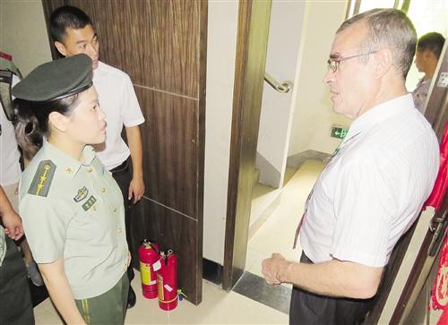 史蒂芬跟随检查小组一同查看楼层内消防设备的放置情况 史蒂芬跟随检查小组一同查看楼层内消防设备的放置情况