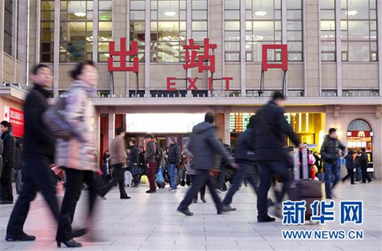 想要解释中等收入群体的焦虑,我们离不开对于居民部门杠杆率的探讨 想要解释中等收入群体的焦虑,我们离不开对于居民部门杠杆率的探讨