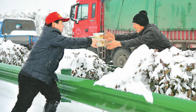 中央地方频频出招确保人民群众过上“暖生活” 中央地方频频出招确保人民群众过上“暖生活”