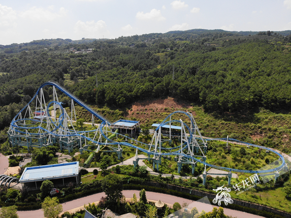 850米长的轨道1440度的翻转 重庆永川的十环过山车创造了世界纪录