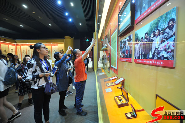 网媒记者、编辑参观贾家庄村史展览馆记者宇巍/摄 网媒记者、编辑参观贾家庄村史展览馆记者宇巍/摄