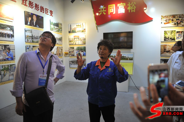 工业文化创意园的讲解大姐热情讲解记者宇巍/摄 工业文化创意园的讲解大姐热情讲解记者宇巍/摄