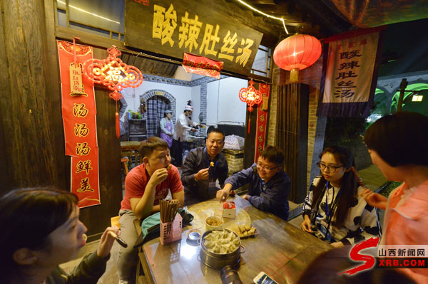 网媒记者在贾街体验民俗文化 网媒记者在贾街体验民俗文化