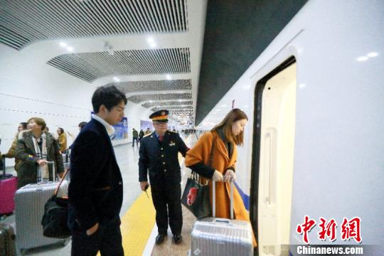 新春见闻：贵阳龙洞堡站“堡主”的地下春运