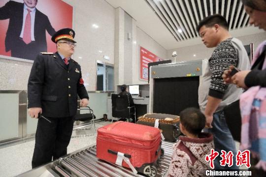 贵阳龙洞堡站迎来客流高峰。　张贵忠 摄