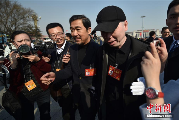 张国立委员和冯小刚委员步入会场