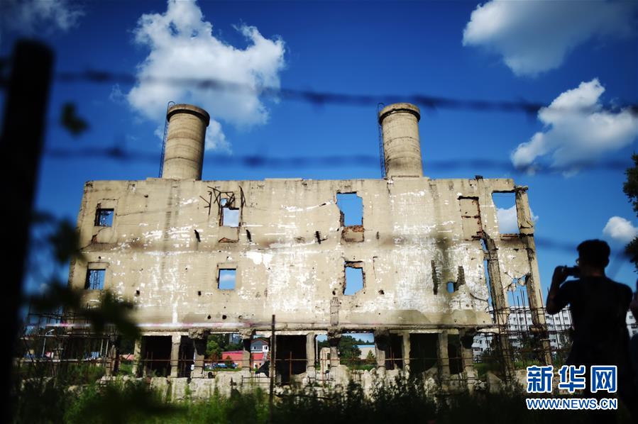 在侵华日军第七三一部队动力班遗址附近,一位参观者在拍照(7月28日摄)。新华社记者 王建威 摄 在侵华日军第七三一部队动力班遗址附近,一位参观者在拍照(7月28日摄)。新华社记者 王建威 摄