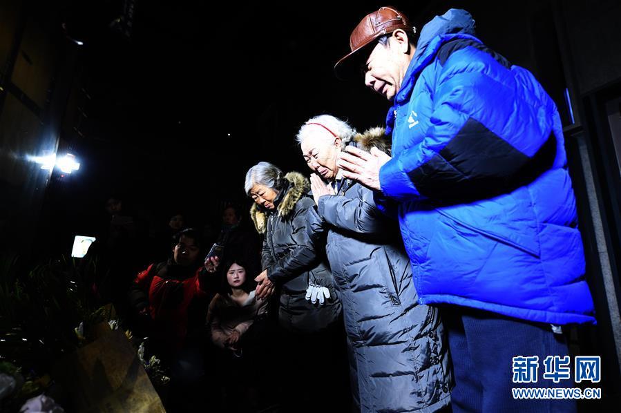 在侵华日军第七三一部队罪证陈列馆,侵华日军第七三一部队受害者遗属李凤琴(右二)在殉难者名单墙前献完花后失声痛哭(2016年12月13日摄)。新华社记者 王建威 摄 在侵华日军第七三一部队罪证陈列馆,侵华日军第七三一部队受害者遗属李凤琴(右二)在殉难者名单墙前献完花后失声痛哭(2016年12月13日摄)。新华社记者 王建威 摄